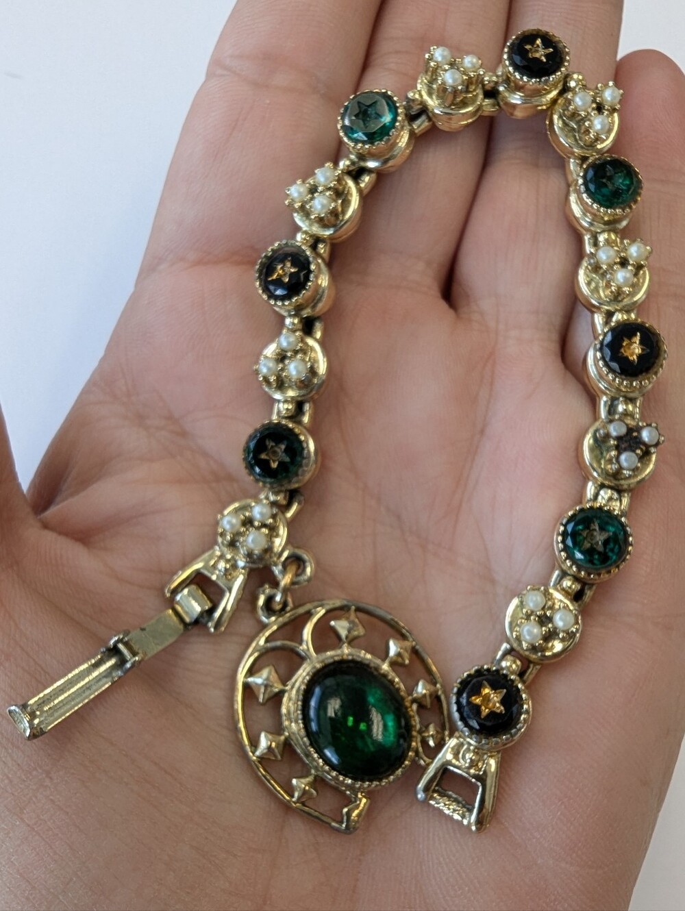 EVC GREEN/BLK CABOCHON FAUX PEARLS GOLD TONE HORSESHOE CHARM BRACELET